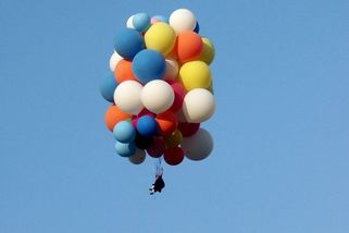 Řidič kamionu Larry Walters přivázal 42 balonů k zahradní židli. Pak vyletěl 4 800 metrů vysoko - Médium.cz
