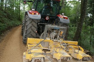 Traktor potká cyklistu na polní cestě: Kdo musí uhnout? Pravidlo, které nezná ani jeden z nich, rozhoduje o pokutě