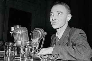 Skutečný Oppenheimer: Jak se z hrdiny, otce atomové bomby, stal vyvrhel - Seznam Zprávy