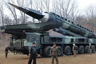 „Aby ho bral svět vážně.“ Kim Čong-un chce více a více atomovek. Ukázal novou továrnu a zdvojnásobil kapacitu výroby