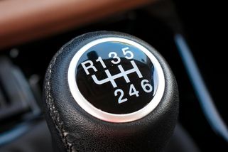Řidiči manuálů si neuvědomují, že chybné podřazení dokáže zničit motor dřív, než stihnou zareagovat