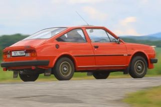 Retro: Socialistické kupé Škoda Rapid jezdí lépe, než vypadá. I proto dnes stojí tolik