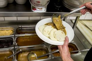 Restaurace dál šponují ceny. Potraviny přitom zlevňují - Novinky