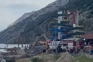 Dvouletá holčička vyklouzla na tobogánu v Chorvatsku otci z náručí a spadla z desetimetrové výšky na beton - Novinky