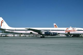 Mnohatunový nákladní letoun DC-8 se pár sekund po startu zřítil do centra Miami a explodoval - Médium.cz