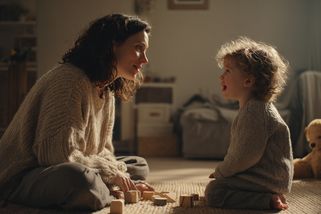 Když dítě křičí, že vás nenávidí, neodcházejte. Proč je rada „nech ho vyřvat“ přežitek - Médium.cz