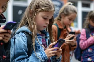 Další země dává stopku mobilům ve školách. Zákaz neplatí jen při výuce, ale i na dalších místech