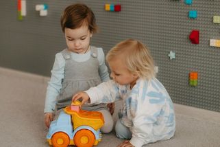 Proč je umisťování dvouletých dětí do školek špatně: trauma a nedostatek míst - Médium.cz
