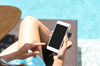 Hoří mi mobil – pomoc! Tohle jsou nejčastější chyby, které váš telefon v horku spolehlivě zničí