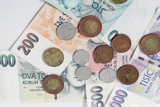 Lidé jsou ochotni půjčit příbuzným až 210 tisíc korun, každý třetí půjčil rodičům - Novinky