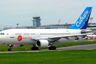 Ruský Airbus A310 po přistání přejel ranvej, prorazil betonovou zeď, skončil v garážích a explodoval - Médium.cz