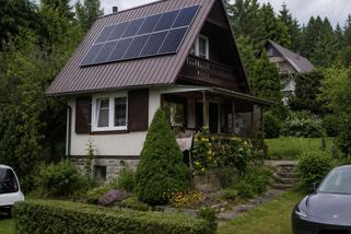 Místo domu koupili chatu a dva elektromobily. „Žijeme si jako králové,“ říká majitelka