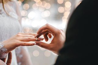 Novomanželé ze svatby odletěli vrtulníkem, chvíli nato spadl - Seznam Zprávy