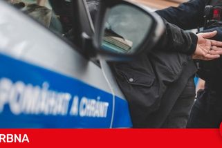 Muži v autě pronásledovali mladou ženu. Nabourali ji, zbili a chtěli jí sebrat dítě