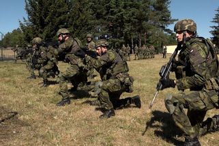 Detox od mobilů. Studenti si užívají armádní brigádu - Novinky