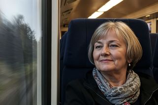 „Tihle staří už neví, co to je...,“ smál se mladík v tramvaji. Pak přišla lekce, kterou nezapomene - Médium.cz