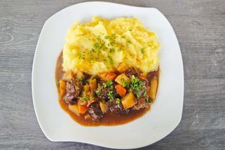 Hovězí pomalu dušené na víně: Recept, který udělá z každého mistra kuchyně | Zdraví na talíři