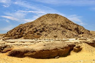 Egyptská policie zatkla průvodce, který při vysvětlování čmáral křídou na pyramidu - Novinky