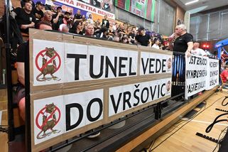 Parte! Fanoušci Nymburka v černém zuří: Zrada, Slavii nenecháme ani starý buben - Sport.cz