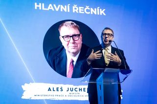 Juchelka ukázal bábovku, lidé mu připomněli sliby: Videa přibývají, práce nikde