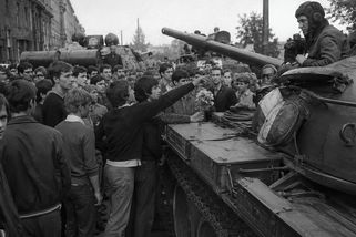 Studenti stáli před tanky a měnili dějiny. Srpen 1968 měl i jinou tvář - Médium.cz