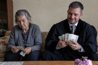 Smutná vizitka Ústavního soudu: důchodci se museli uskromnit, soudci dál brali statisíce - Médium.cz