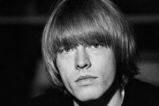 Rolling Stones ho vykopli z kapely. O 25 dní později našli Briana Jonese v bazénu tváří dolů - Médium.cz