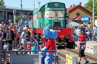 Suché počasí připraví děti o oblíbenou jízdu parní lokomotivou. Lidé si stěžují na náhradu - Novinky