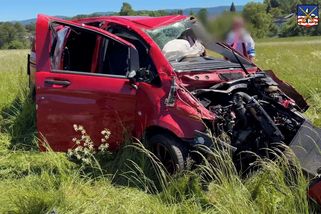 Z ukradeného mercedesu vylétl čelním sklem, do nemocnice už letěl vrtulníkem. Pomoc přivolalo samo auto - Novinky