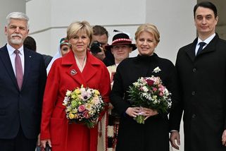 Elegantní Eva Pavlová na první zahraniční cestě: Fanoušci ji připodobňují k princezně Dianě! - Super.cz