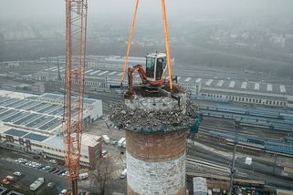 Konec šesté nejvyšší stavby Prahy. Komín vysoký 120 metrů v Michli už nestojí - Novinky