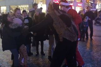 Prahou přes protivirová opatření prošli Mikuláši s anděly a čerty - Novinky
