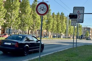Tuhle červenou řidiči často přehlíží, ovšem za její projetí hrozí tučný flastr a nálož bodů k tomu - Garáž.cz