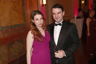 Petr Macinka žije s o třináct let mladší fotografkou. Jejich setkání zařídil bývalý prezident