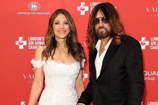 Liz Hurley zavítala do společnosti se svým partnerem a pak to přišlo. Pár se stal terčem mnoha vtípků - Super.cz