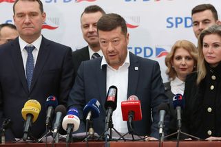 Chirurgové z dovozu a Putin v pytli. SPD srovnává...