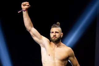 Procházka tahá obří kameny po lese a staví si dojo. Návrat do klece UFC chystá dřív, než sliboval