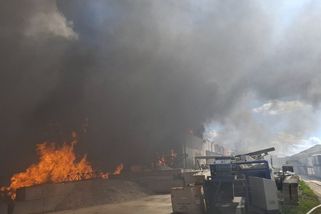 Na Olomoucku hoří hala s plastem a dřevoodpadem. Kouř jde vidět z velké dálky - Novinky