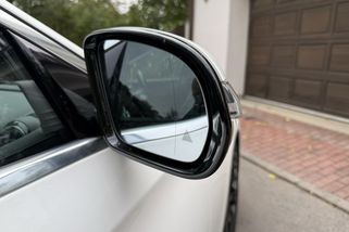 Tlačítko v autě, které za vás osuší zrcátka od deště. Řidiči většinou netuší, že ho mají přímo pod rukou