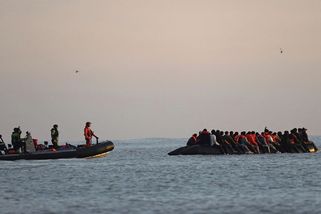EU přitvrdí v deportacích. Migranti skončí v centrech mimo Evropu - Novinky