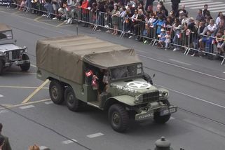 V plzeňském Konvoji svobody se mávalo vlajkou s hákovým křížem, policie podezřívá dva Čechy - Novinky