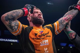 MMA | Z malého městečka až za oceán. Obrovská gratulace, smekl před bijcem šéf Oktagonu - Sport.cz