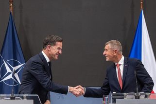 „Uděláme vše, abychom závazky plnili.“ Babiš po jednání s NATO mluvil jako vyměněný