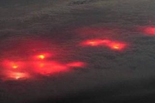 Důkaz mimozemské základny na dně moře? Rudé skvrny v oceánu, ze kterých srší blesky!