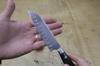 Jak naostřit nůž bez brousku? Stačí vám obyčejný hrníček | Tipy za hubičku