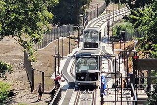 První pohled skleněnou střechou do lanovky, na Petřín už jezdí odhalená - Novinky