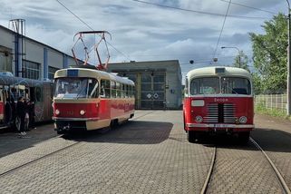 Flotila ostravských veteránů se rozrostla o nejslavnější tramvaj a autobus pro pamětníky