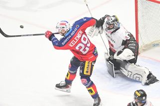 Bitka a hozená láhev. V Pardubicích se jiskřilo, emoce spustil i neuznaný gól - Sport.cz