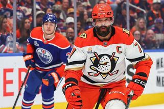 NHL | Gudasova hrubka, český tvrďák sebou praštil o led a bylo srovnáno. Anaheim šel pak do kolen - Sport.cz