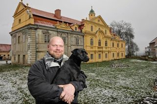 Graffiti na zdech a pomoc vězňů. Příběh muže, který prodal byt a koupil ruinu zámku
